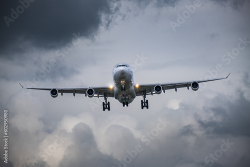 Airliner bei der Landung mit Wolkenhintergrund 