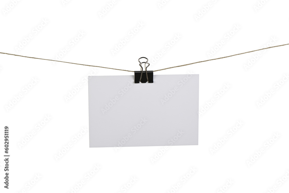 Tarjeta blanca colgando de una cuerda sujetada por una pinza de metal negro - obrazy, fototapety, plakaty 