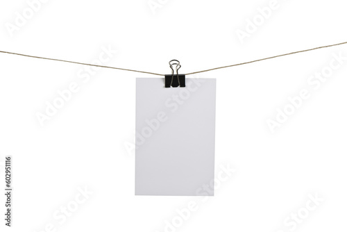 Tarjeta blanca colgando de una cuerda sujetada por una pinza de metal negro photo