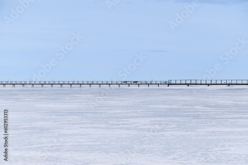 白い空と凍った大地、空と大地の間の橋 © katou yoshiaki