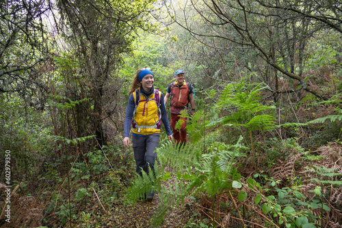 Wanderer unterwegs auf dem Korfu-Trail