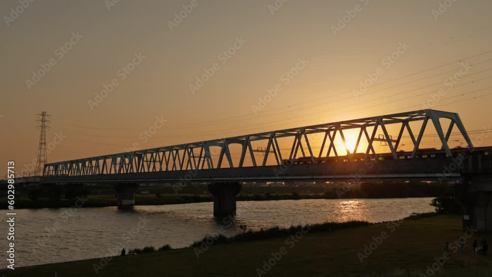 夕暮れの鉄橋を渡る電車の風景 夕暮れの鉄橋を渡る電車の風景