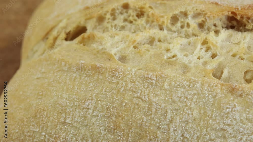 pain ciabatta, en gros plan, sur une planche à découper pain ciabatta, en gros plan, sur une planche à découper