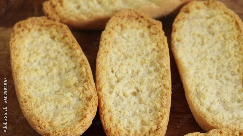 petits pains grillés suédois, en gros plan, sur une table petits pains grillés suédois, en gros plan, sur une table