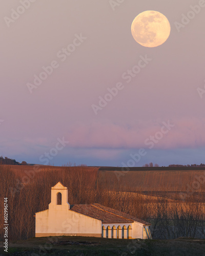 iglesia con luna llena.