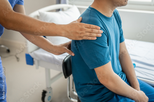 back and shoulder pain, Physiotherapy specialists help patients in physiotherapy. about Muscle Weakness and Fatigue