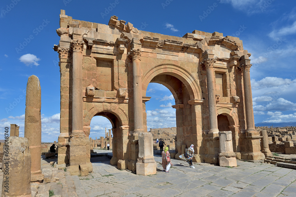 ANCIENT ROMAN RUINS IN THE TOWN OF TIMGAD IN ALGERIA