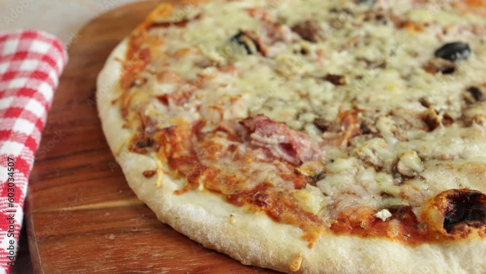 pizza industrielle au jambon et champignons sur une table pizza industrielle au jambon et champignons sur une table