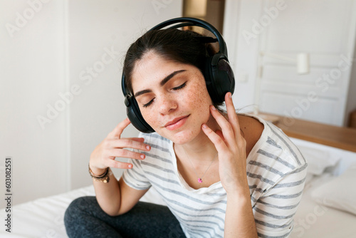 WOMAN LISTENING MUSIC photo