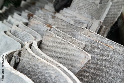 Eternit dachowy w stosie z bliska. Rakotwórcze pokrycie dachowe.