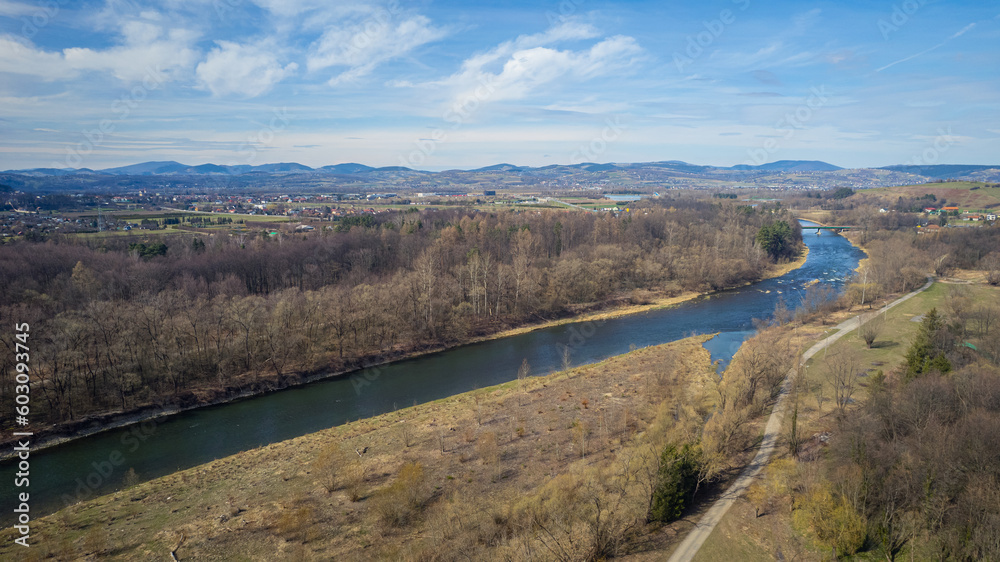 Piękny krajobraz z rzeką Poprad początkiem wiosny