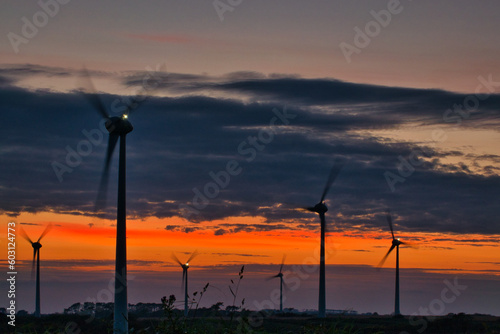 éoliennes au couché de soleil