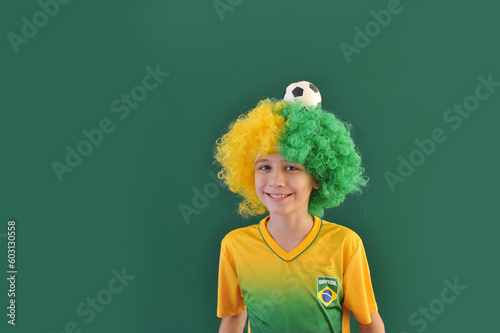 garoto feliz com vit  ria do brasil 