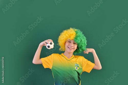 garoto do brasil comemorando gol no futebol 