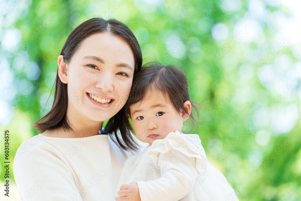 赤ちゃんを抱きしめるお母さん