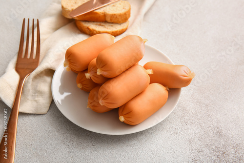 Small cooked sausages on wh...