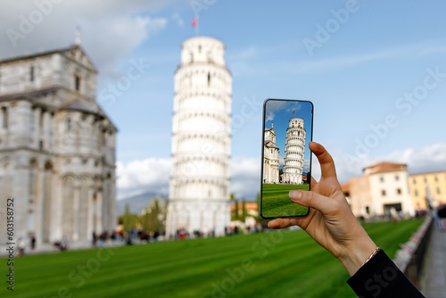 Fotografie Taking a mobile photo of leaning Pisa Tower during vacation in Italy