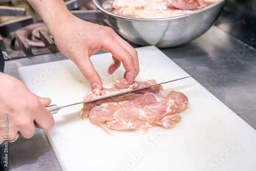 生鶏肉を調理するシーン cook raw chicken photo