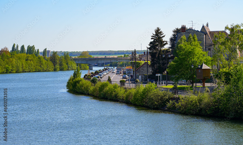 Obraz premium Road on the banks of the Yonne river in the town of Montereau Fault Yonne in Seine et Marne, France