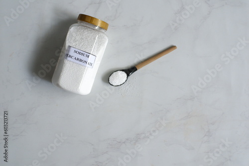 Bild auf Leinwand Sodium percarbonate powder in white background