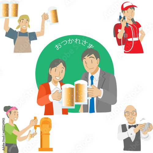 ビールで乾杯するカップルとお店の人々