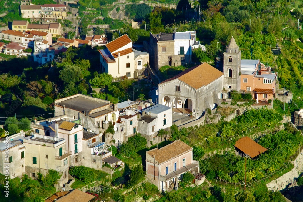 italienisches Dorf an der Amalfiküste von oben