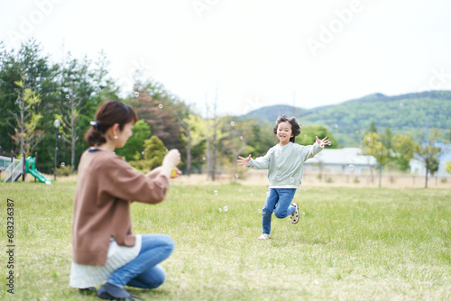 公園でシャボン玉で遊ぶ親子 photo