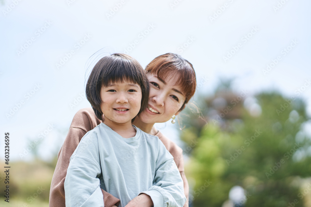 公園でたわむれる母娘