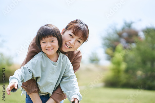 公園でたわむれる母娘