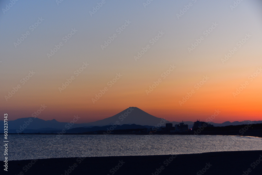 茅ヶ崎海岸から見る富士山と沈みゆく夕陽