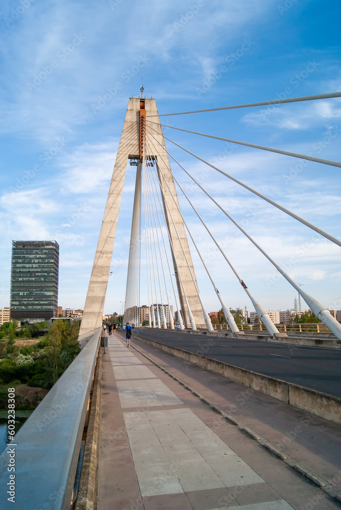Puente colgante sobre el río Guadiana en la ciudad de Badajoz
