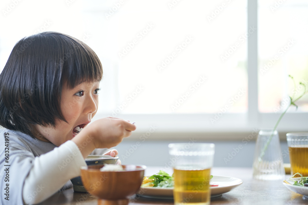 ご飯を食べている女の子