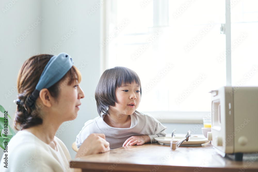 トーストの焼き上がりを待つ母娘 トーストの焼き上がりを待つ母娘