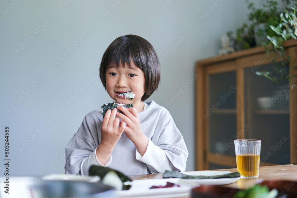 おにぎりを食べる日本の女の子