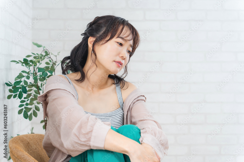 椅子に座ってリラックスするおしゃれなアジア人女性
椅子に座ってリラックスするおしゃれなアジア人女性