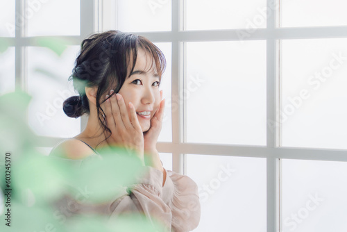 家でスキンケアする頬を触る笑顔のアジア人女性
Free Download 家でスキンケアする頬を触る笑顔のアジア人女性
- GFXLoad
