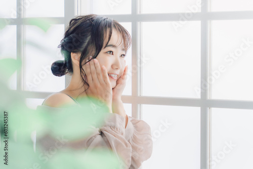 家でスキンケアする頬を触る笑顔のアジア人女性
Free Download 家でスキンケアする頬を触る笑顔のアジア人女性
- GFXLoad