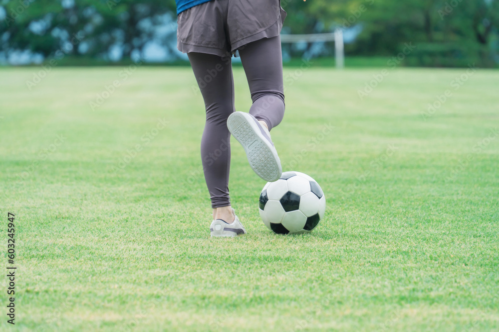 サッカーボールを蹴る・シュートする女性の足元
