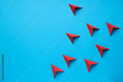 Cuadro en lienzo Business, startup and sponsorship concept with arrows on blue background