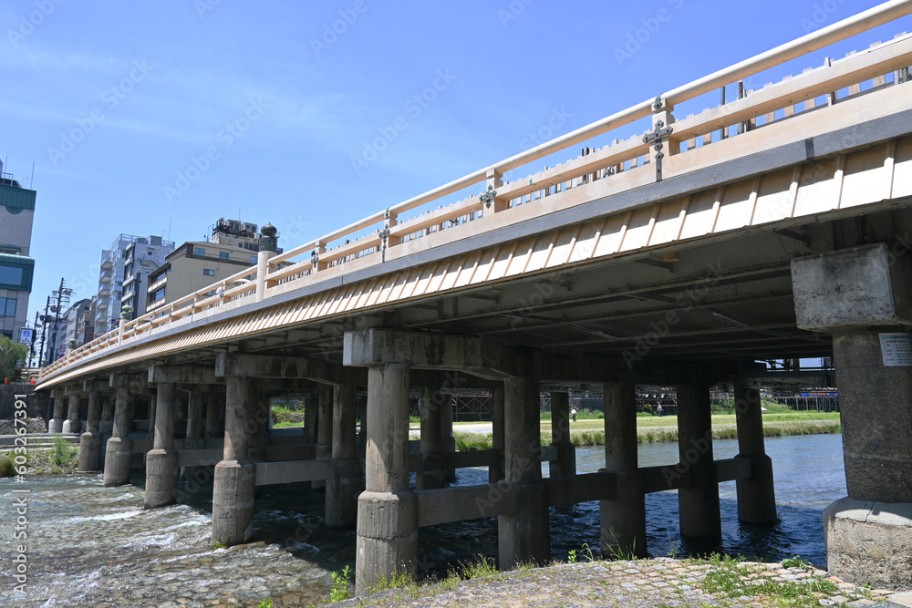 東海道の起点 新たな欄干の京都市三条大橋