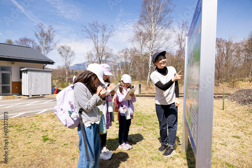 Plakat 小学校の校外学習の様子