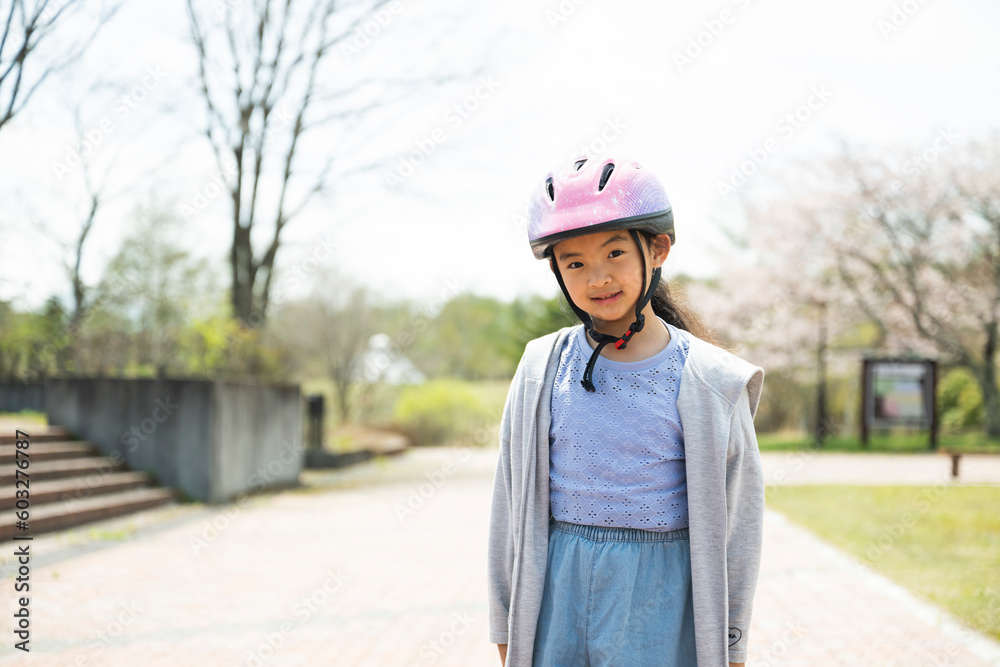 ヘルメットをかぶる女の子