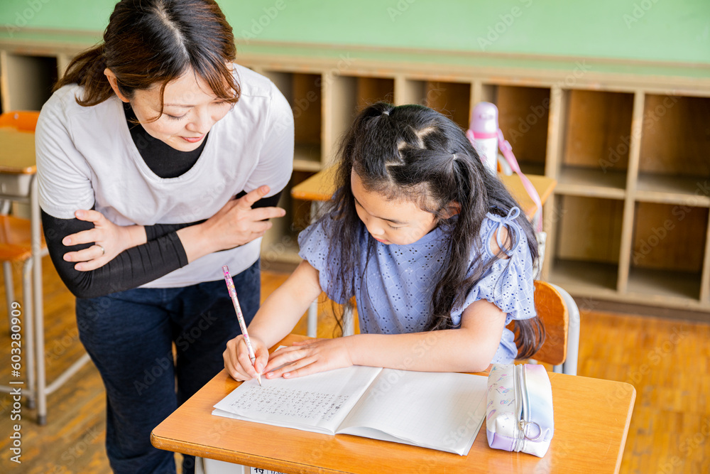 Fototapeta premium 学校の教室 教師と生徒