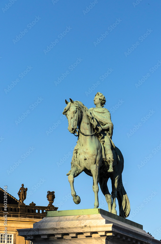 Obraz premium Reiterstandbild Frederik V, Schloss Amalienborg, Kopenhagen, Dänemark
