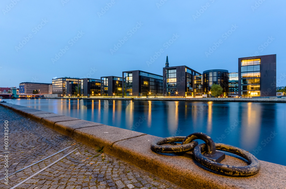 Nordea Bank Hauptquartier in Christianshavn von Slotsholmen aus gesehen, geplant vom Architekten Henning Larsen, Inderhavn, Kopenhagen, Dänemark