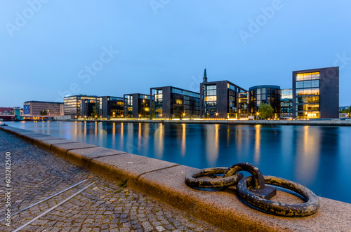 Obraz na płótnie Nordea Bank Hauptquartier in Christianshavn von Slotsholmen aus gesehen, geplant vom Architekten Henning Larsen, Inderhavn, Kopenhagen, Dänemark w salonie