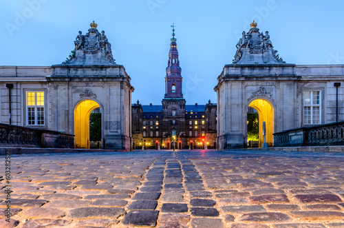 Marmorbrücke mit Schloss Christiansborg, dänisches Parlament, Slotsholmen, Kopenhagen, Dänemark photo