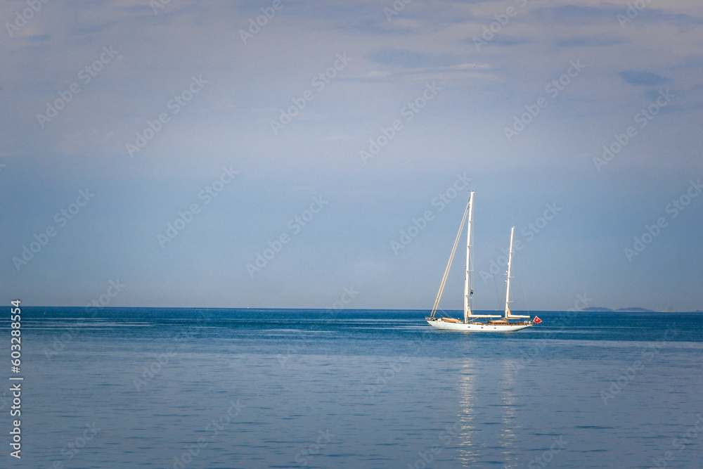 Obraz premium Sailing boat on the sea