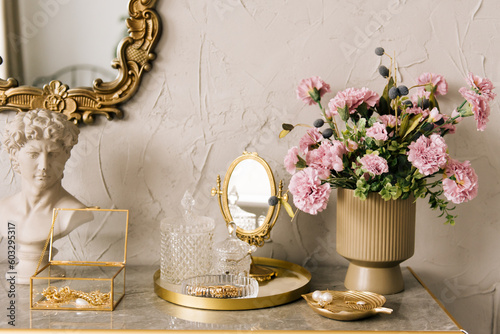 Obraz na płótnie Details of the luxurious interior of a women's dressing table with flowers and decorations w salonie