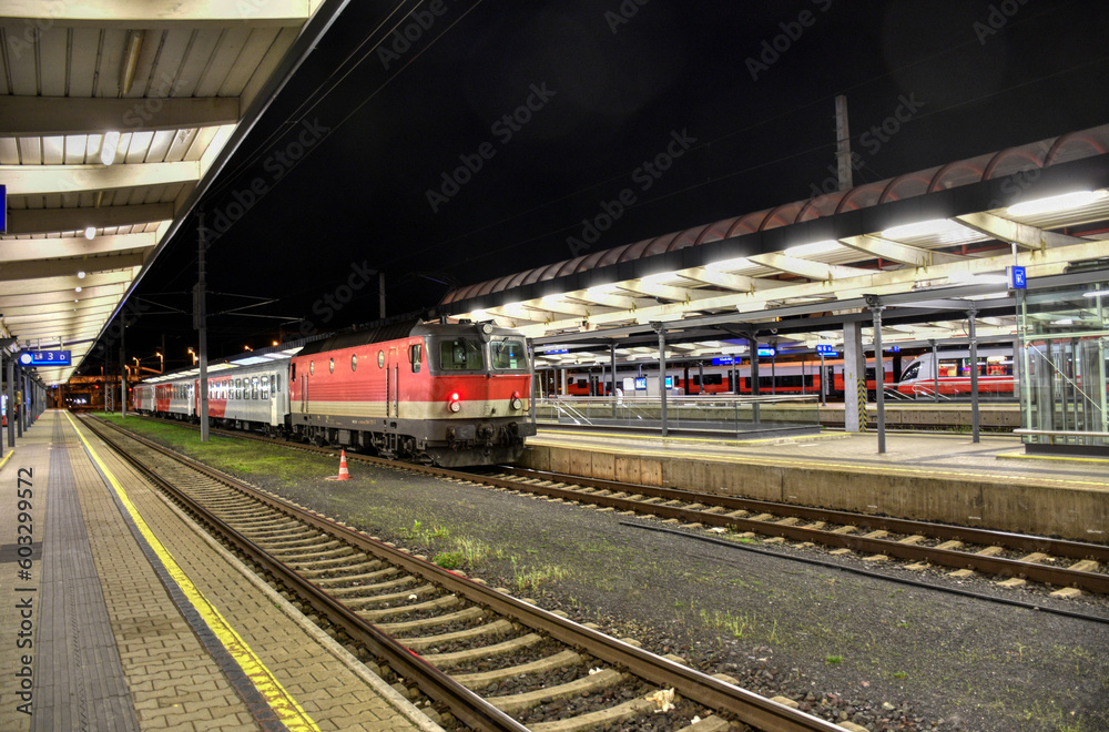 Fototapeta premium Villach, Bahnhof, Bahnsteig, Zug, Railjet, Cityjet, Nahverkehrszug, Triebwagen, Reisezug, Reisezug-Gattung, Fahrzeug, Fahrzeugtyp, Lok, E-Lok, Lokomotive, Wagen, Waggon, Personenwaggon, Personenwagen,